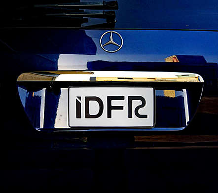 Накладка над номером крышки багажника хромированная IDFR 1-MB400-17C для Mercedes-Benz W163 ML-Class 1998-2005