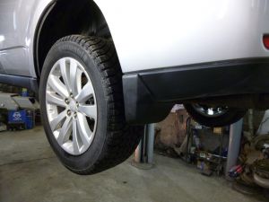 Установка оригинальных брызговиков на Subaru Forester