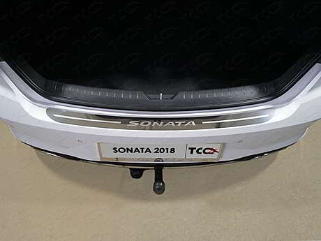 Накладка на задний бампер (лист зеркальный надпись Sonata) код HYUNSON18-08 для Hyundai Sonata 2018-2020