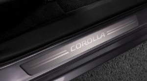 Накладки на пороги стальные с логотипом для Toyota Corolla 2013-