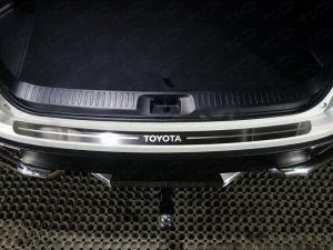 Накладка на задний бампер (лист шлифованный надписьToyota) код TOYHIGHL17-22 для TOYOTA HIGHLANDER 2017-  