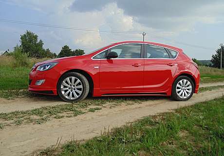 Пороги на Opel Astra J (2009 н.в.) Sport.