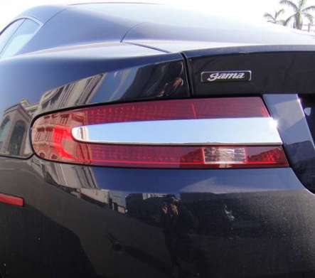 Накладки на задние фонари центральные хромированные IDFR 1-AM001-05C для Aston Martin DB9 2004-