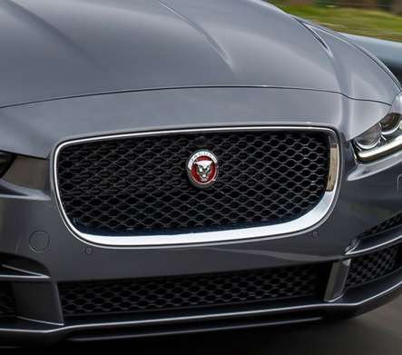 Решетка радиатора черная с хромированной рамкой IDFR 1-JR204-09CB для JAGUAR XE X760 2015-