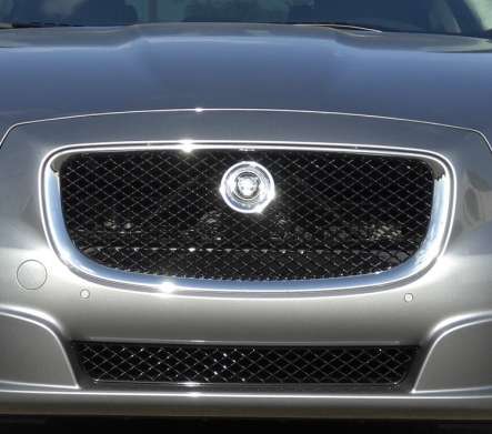 Решетка радиатора черная с хромированной рамкой IDFR 1-JR822-07CB для Jaguar XJ 2009-