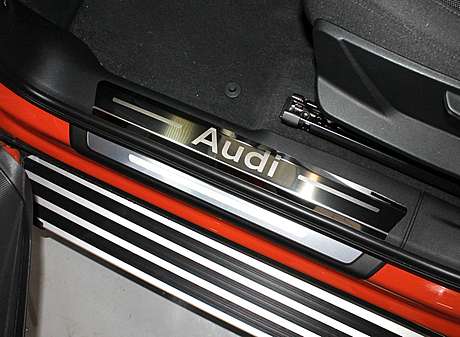 Накладки на пластиковые пороги (лист зеркальный надпись Audi) 4шт AUDIQ319-06 для AUDI Q3 2019-