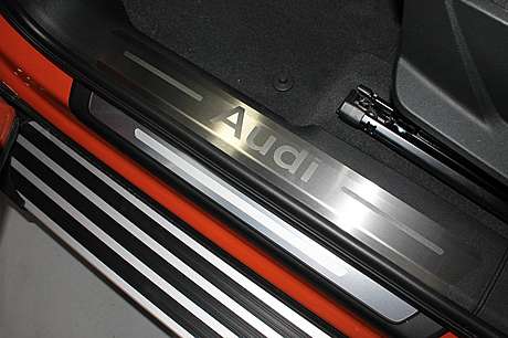 Накладки на пластиковые пороги (лист шлифованный надпись Audi) 4шт AUDIQ319-07 для AUDI Q3 2019-