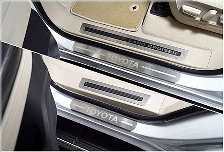 Накладки на пороги (лист шлифованный надпись Toyota) 4шт TOYLC30021-07 для Toyota Land Cruiser 300 2021-